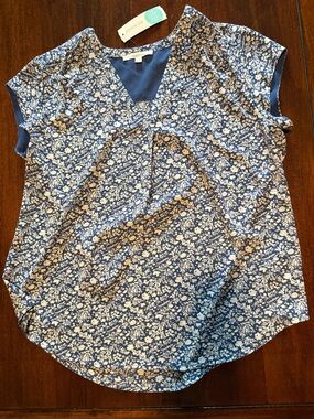 Navy and White Floral V-Neck Short Sleeve Top-NWT